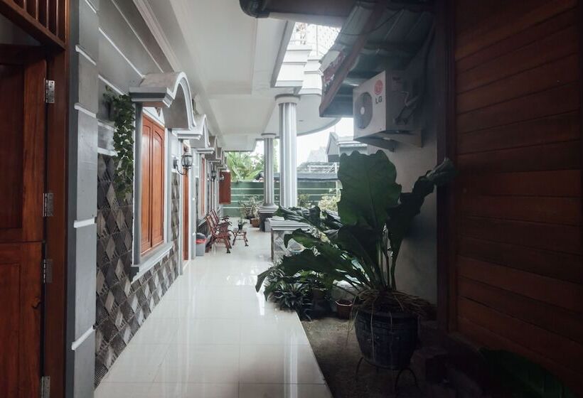 هتل Oyo 1300 Crecia Residence