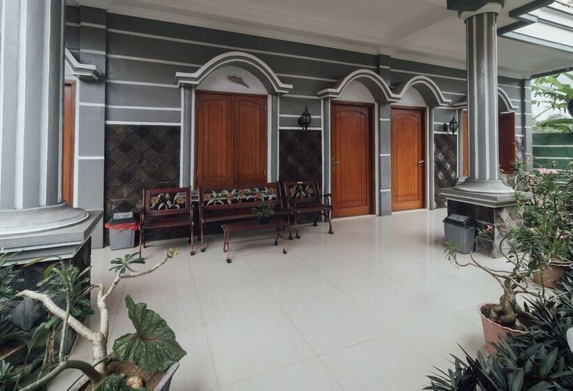 هتل Oyo 1300 Crecia Residence