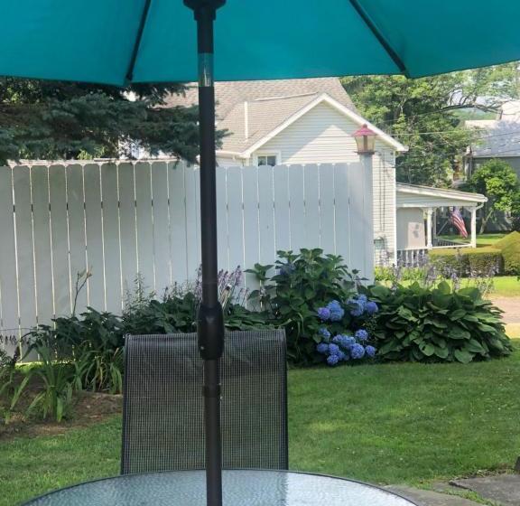 צימר Ottaway Inn Llc