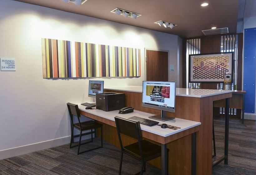 בית מלון כפרי Holiday Inn Express & Suites   Madisonville, An Ihg