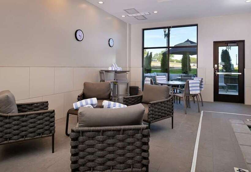 בית מלון כפרי Hampton Inn Cedar Falls Downtown