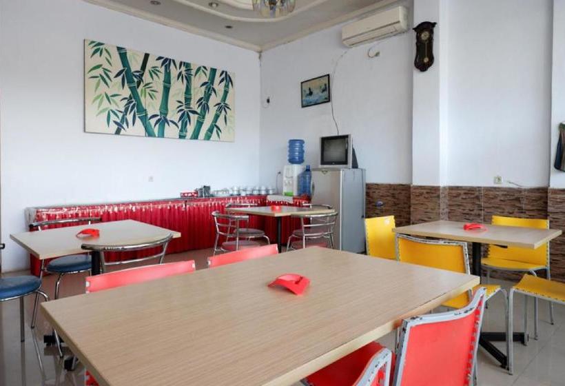 فندق Reddoorz Near Kamali Beach Bau Bau