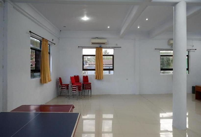 فندق Reddoorz Near Kamali Beach Bau Bau