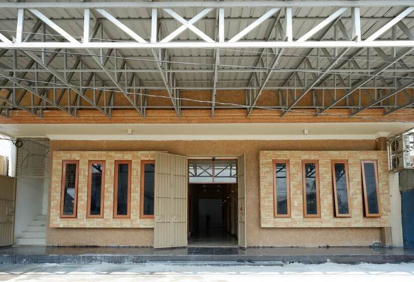 پانسیون Reddoorz @ Jalan Pattimura Palu