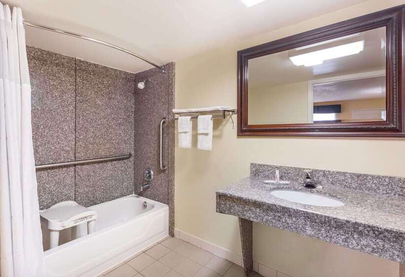 هتل Days Inn & Suites By Wyndham Warner Robins Near Robins Afb
