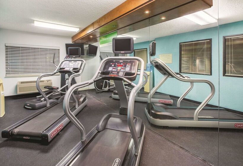 Отель La Quinta By Wyndham Erie