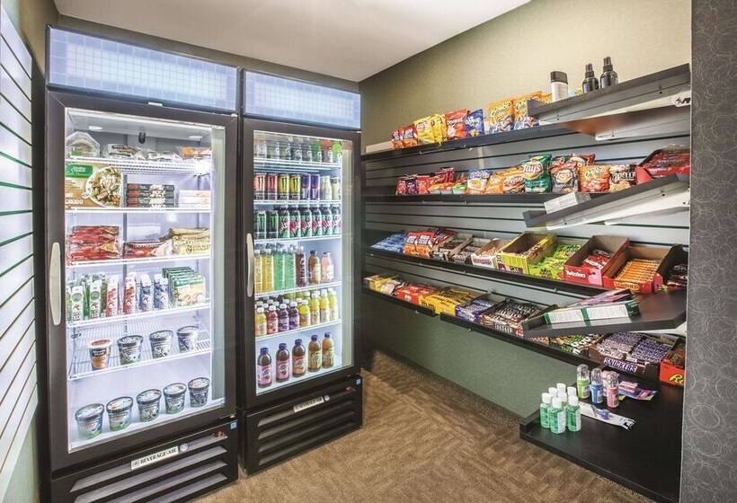 Отель La Quinta By Wyndham Erie