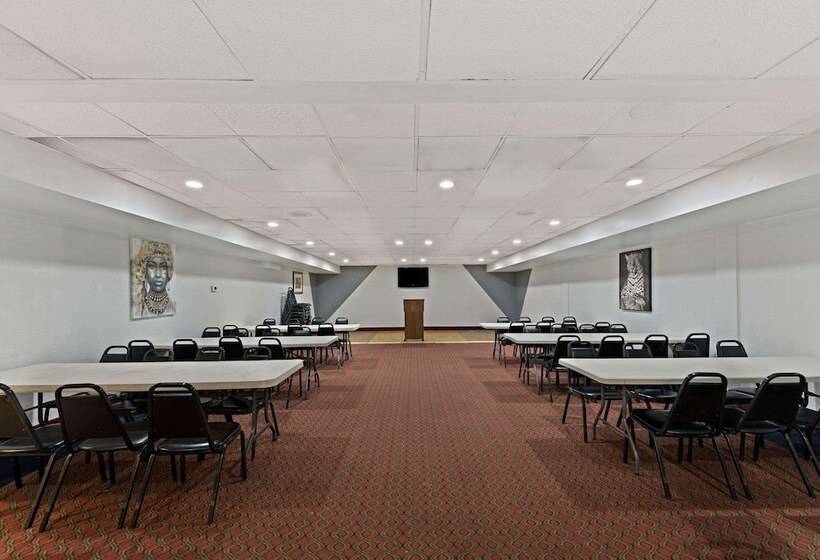 هتل Quality Inn & Suites Near I480 And I29