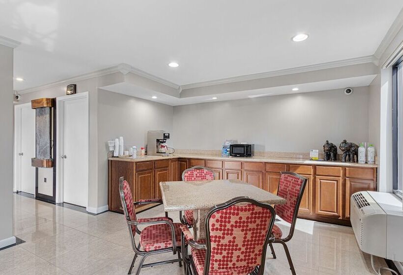 فندق Regency Inn Near Boardwalk & Hurlburt Field