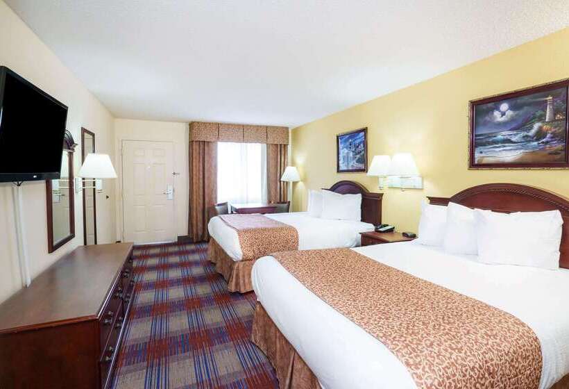 هتل Travelodge By Wyndham Montgomery East