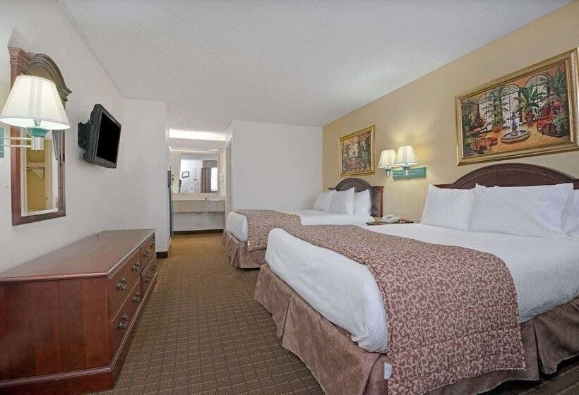 هتل Travelodge By Wyndham Montgomery East