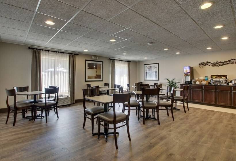 בית מלון כפרי Wingfield Inn & Suites