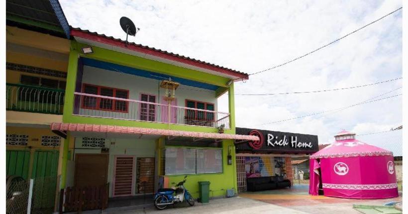 پانسیون Rick Home Teluk Intan