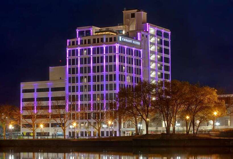 هتل Embassy Suites By Hilton Rockford Riverfront