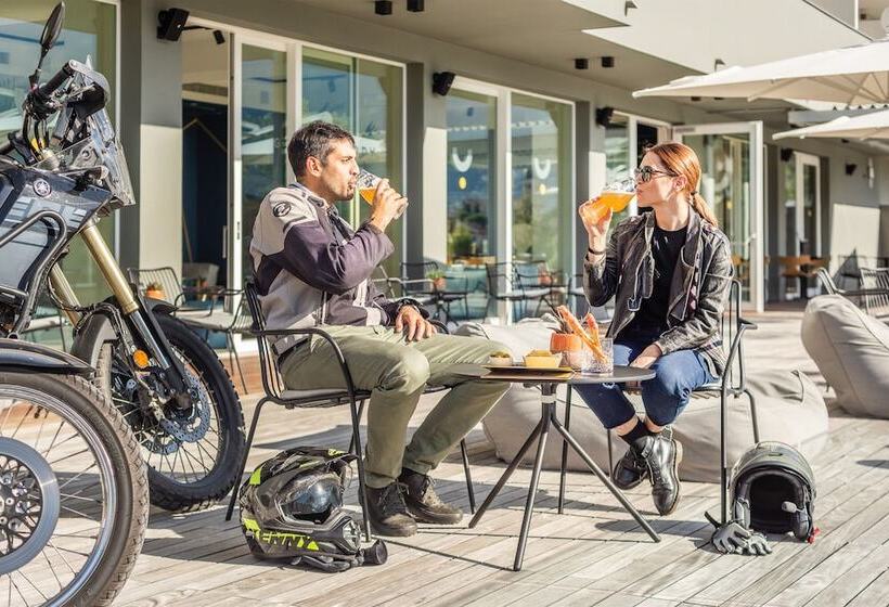 هتل Hoody Active & Happiness