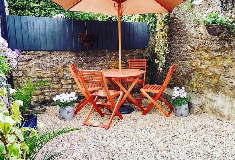 مبيت وإفطار The Lansdowne Cottage