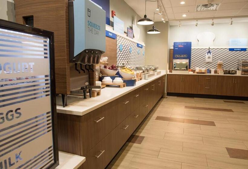 בית מלון כפרי Holiday Inn Express & Suites   Warsaw   E Center, An Ihg