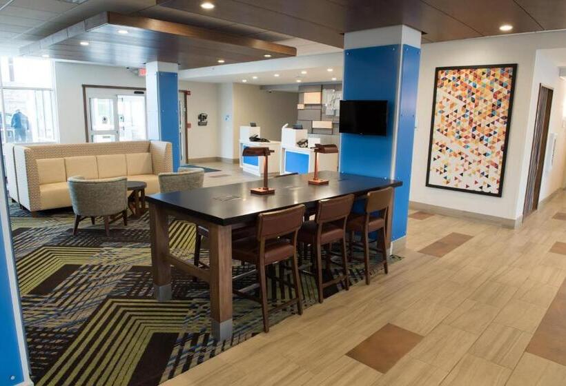 בית מלון כפרי Holiday Inn Express & Suites   Warsaw   E Center, An Ihg