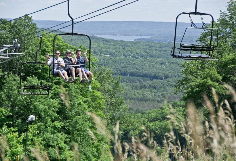 استراحتگاه The Highlands At Harbor Springs