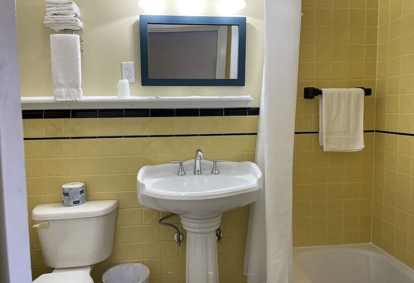 מוטל Bucksport Inn
