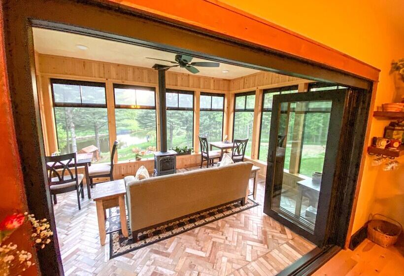 تختخواب و صبحانه Inn At The River