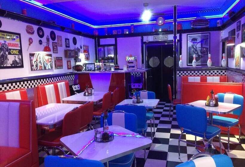 Cadillac Kustomz Hotel Breakfast Included