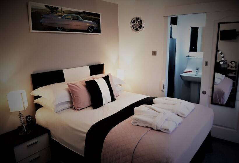 Cadillac Kustomz Hotel Breakfast Included