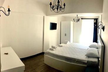 Victoria Hotel And Lounge