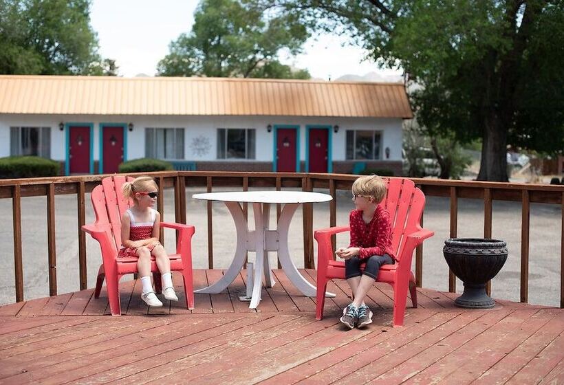 Circle R Motel