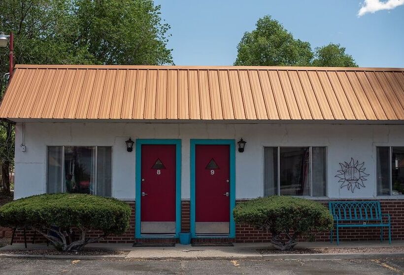 Circle R Motel