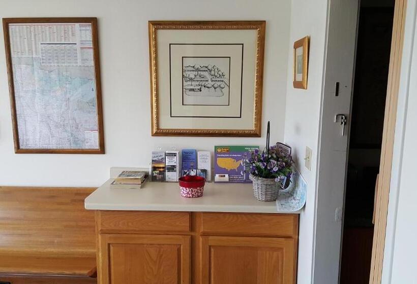 فندق Budget Host Inn