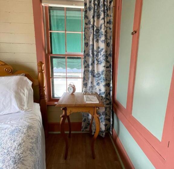 בית מלון כפרי Carriage House Bed & Breakfast