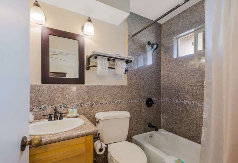 ホテル Clarion Collection Carmel Oaks Inn