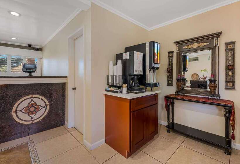 ホテル Clarion Collection Carmel Oaks Inn