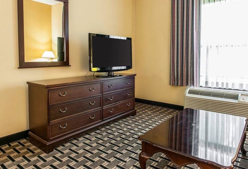 בית מלון כפרי Clarion Inn & Suites Northwest