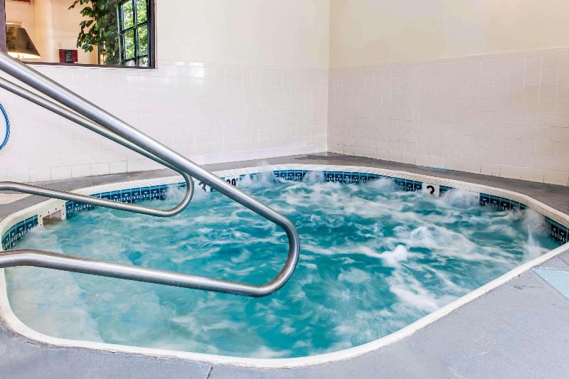 בית מלון כפרי Clarion Inn & Suites Northwest