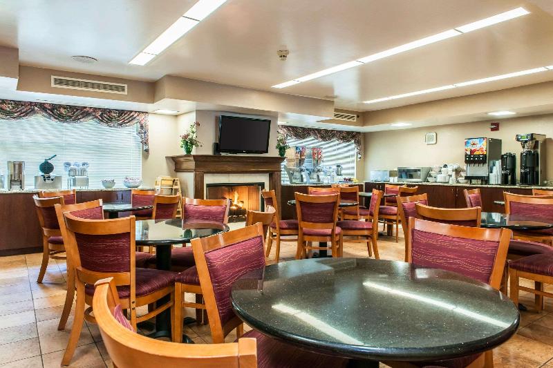 בית מלון כפרי Clarion Inn & Suites Northwest