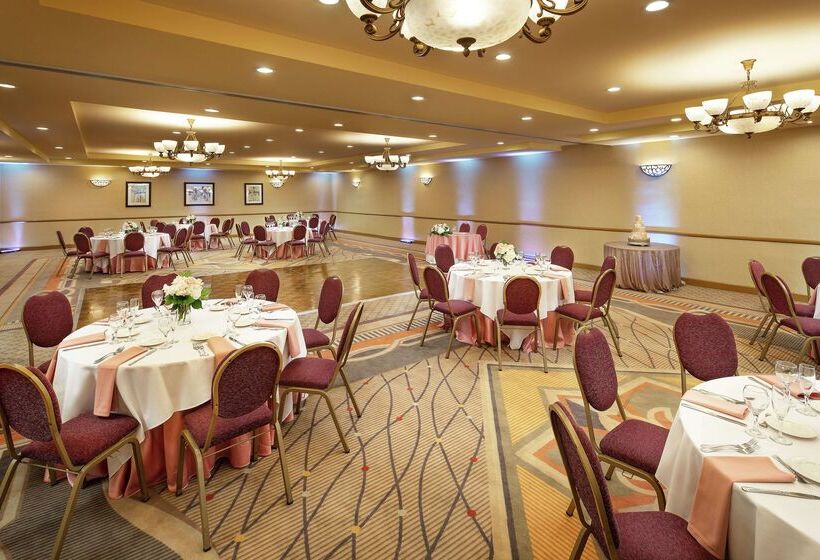 בית מלון כפרי Doubletree By Hilton Claremont