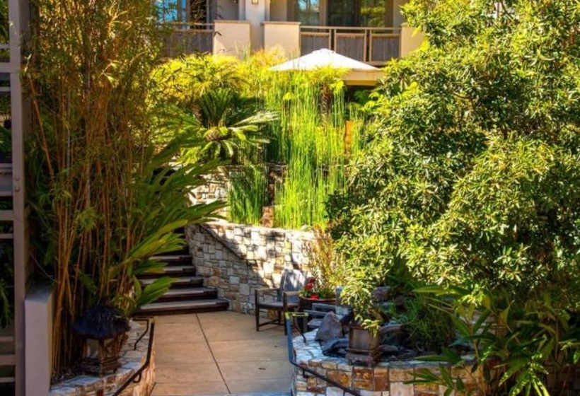 ホテル Tradewinds Carmel