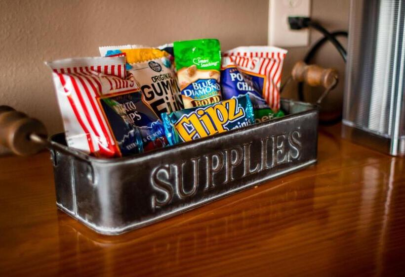 فندق At The Helm