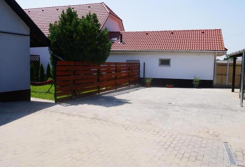 Пансион Idill Apartmanház B&b