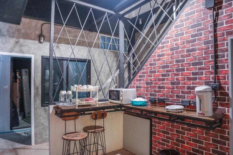 מלון כמוסות Sleepbox Hostel Suratthani