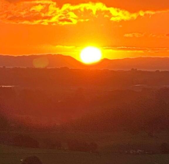 تختخواب و صبحانه Quail Lodge