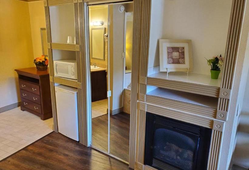 Colonial House Motel