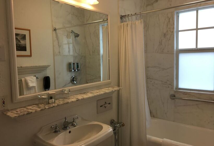 Colony Hotel & Cabaña Club