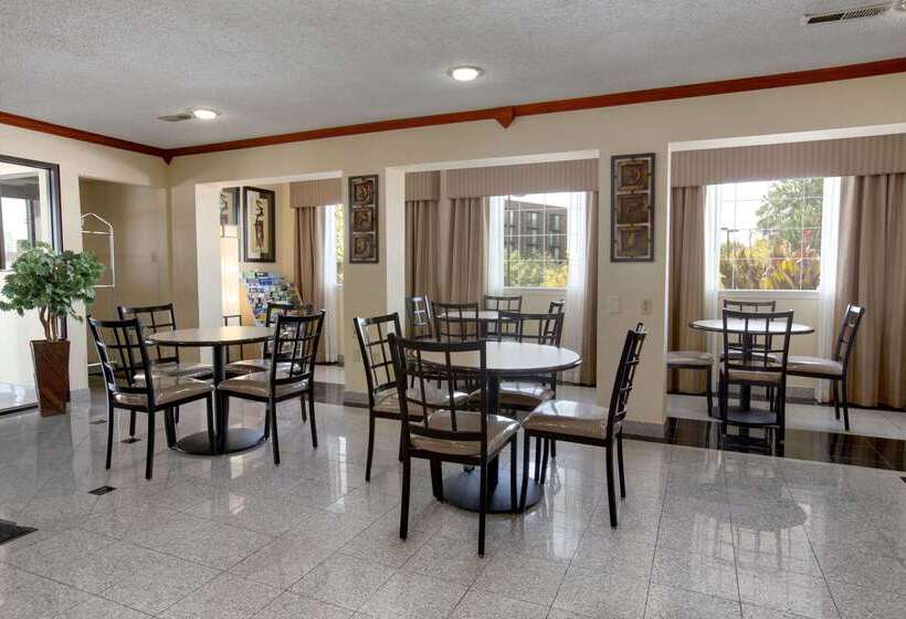 בית מלון כפרי Baymont By Wyndham Oklahoma City Airport