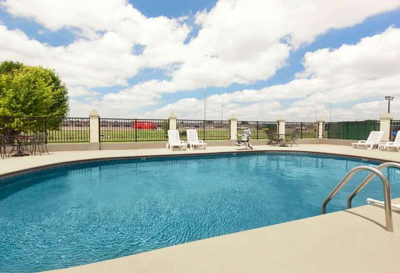בית מלון כפרי Baymont By Wyndham Oklahoma City Airport