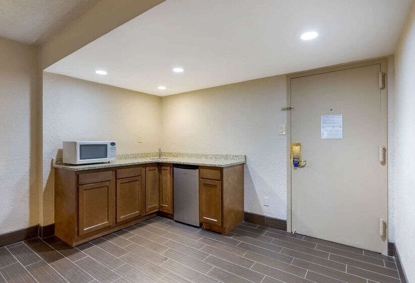 هتل Comfort Inn St. Louis  Westport Event Center