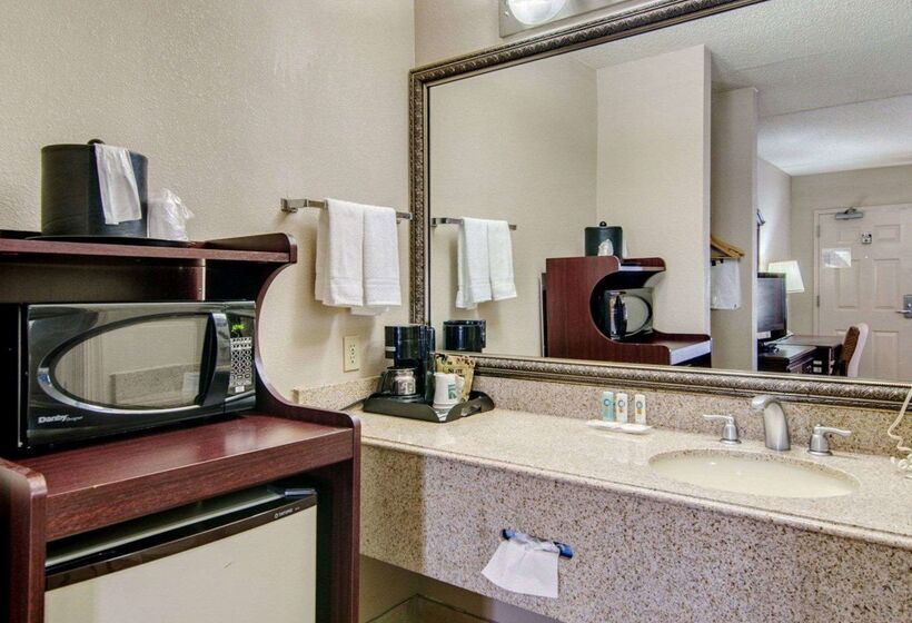 هتل Quality Inn Salem  I81