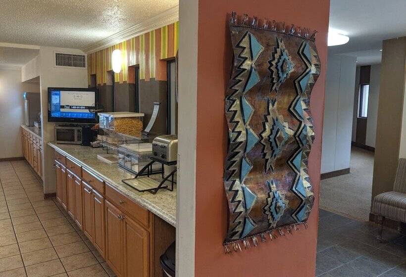 هتل Western Inn And Suites